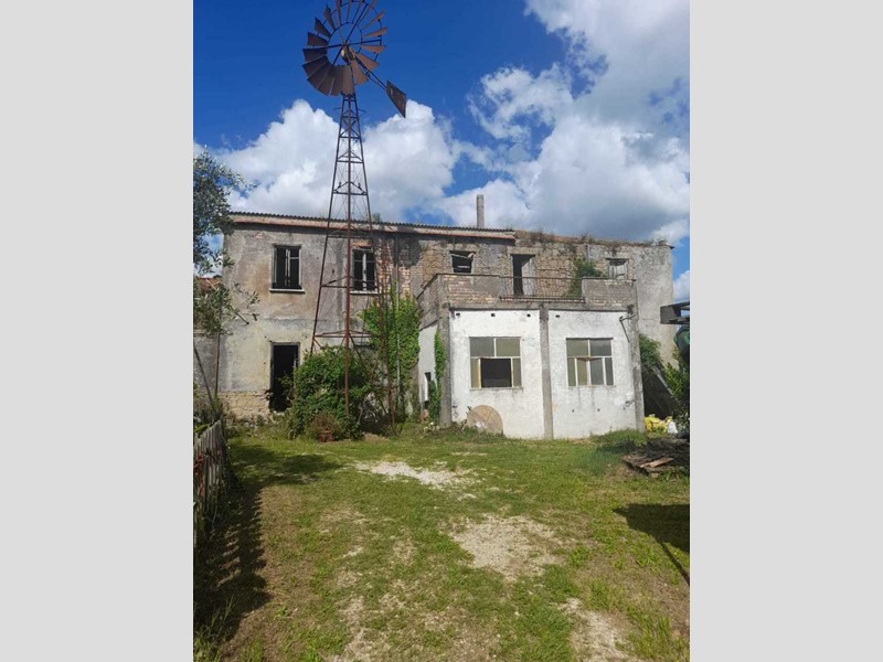Casa Indipendente in Vendita a Fonte Nuova, zona Tor Lupara, 130'000€, 400 m²
