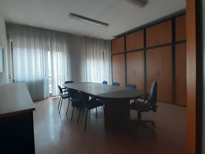 Ufficio in Affitto a Pescara, 1'100€, 160 m²