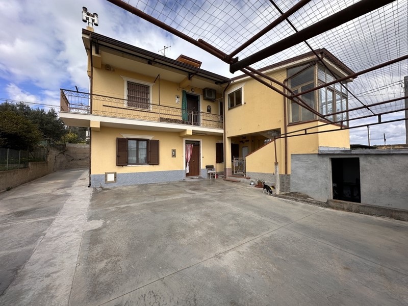 Casa Indipendente in Vendita a Simeri Crichi, zona Roccani, 228'000€, 290 m², con Box