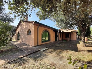 Villa in Vendita a Cecina, 900'000€, 330 m²