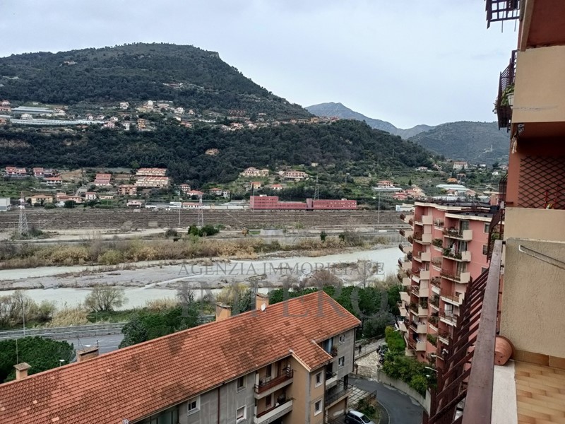 Appartamento in Vendita a Ventimiglia, zona Roverino, 210'000€, 110 m²