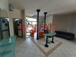 Immobile commerciale in Vendita a Castelnuovo Magra, 60'000€, 42 m², arredato