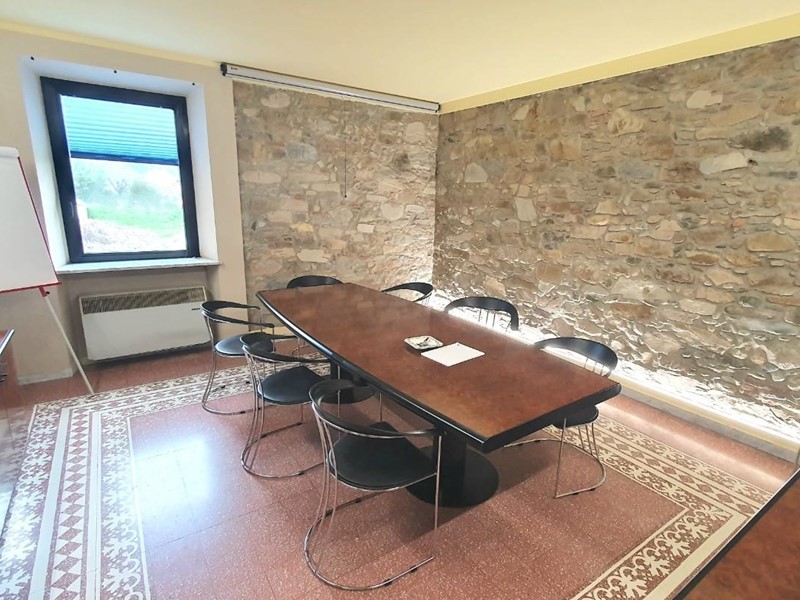Ufficio in Vendita a Capannori, zona Guamo, 370'000€, 400 m²