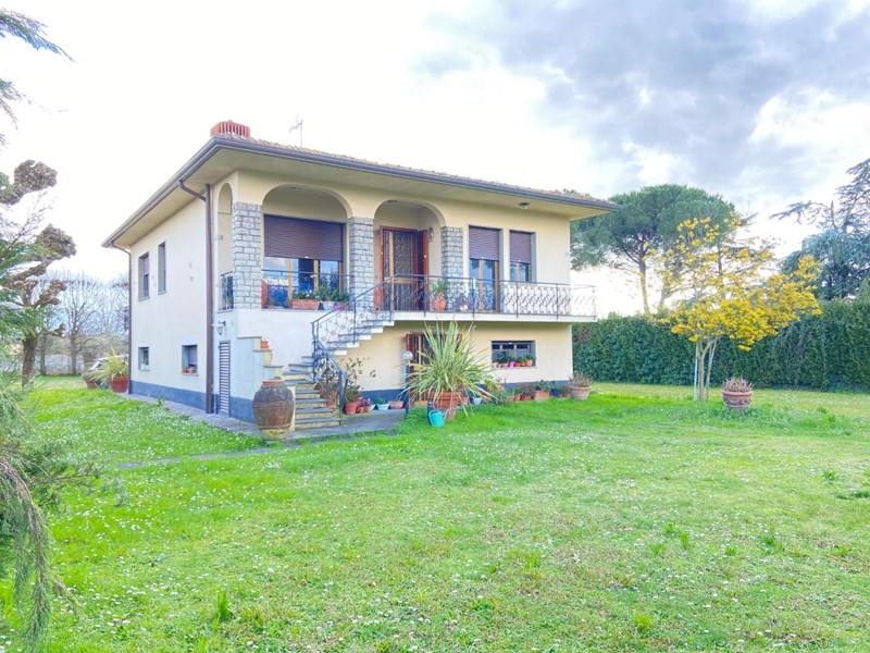 Villa in Vendita a Capannori, zona Lammari, 490'000€, 260 m²