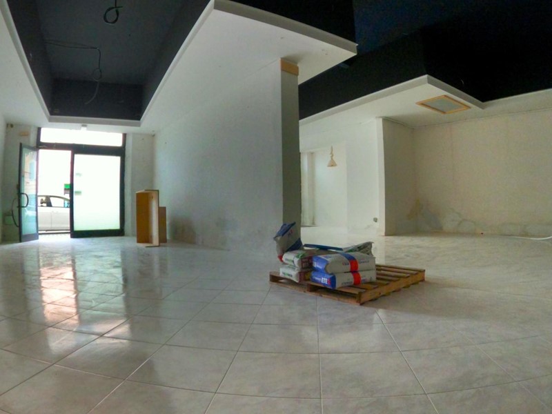 Negozio in Vendita a Poggibonsi, 160'000€, 160 m²