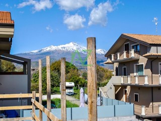 Trilocale in Vendita a Aci Sant'Antonio, zona Circonvallazione, 195'000€, 80 m², con Box