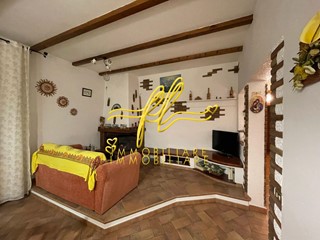 Appartamento in Vendita a Volterra, 90'000€, 100 m², con Box