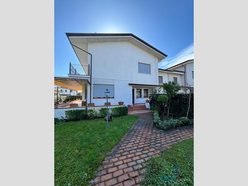 Casa Indipendente in Affitto a Forte dei Marmi, 35'000€, 250 m², arredato