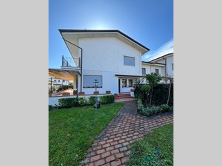 Casa Indipendente in Affitto a Forte dei Marmi, 35'000€, 250 m², arredato