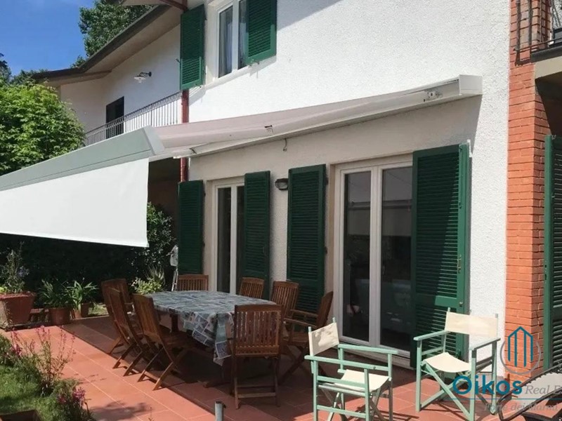 Villa bifamiliare in Affitto a Forte dei Marmi, zona Vittoria Apuana, 25'000€, 100 m², arredato