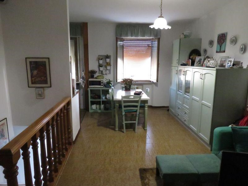 Casa Indipendente in Vendita a Cascina, zona Latignano, 130'000€, 100 m²