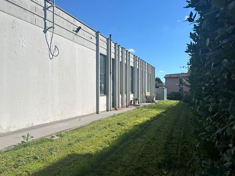 Immobile commerciale in Vendita a Capannori, zona Lammari, 140'000€, 110 m²