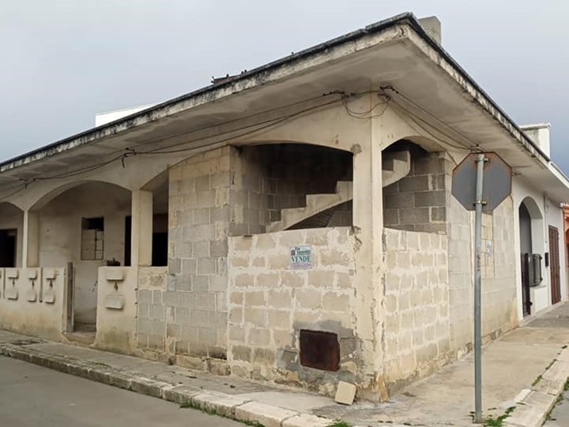 Rustico in Vendita a San Donaci, zona Via Carso angolo di Via Giusti 81, 32'000€, 125 m²