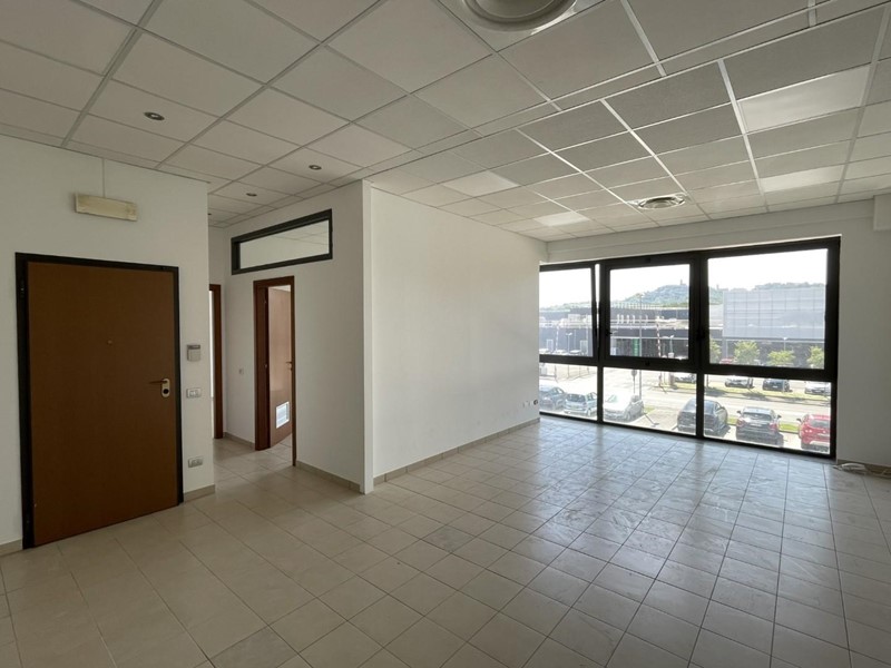 Ufficio in Affitto a San Miniato, zona San Miniato Basso, 750€, 75 m²