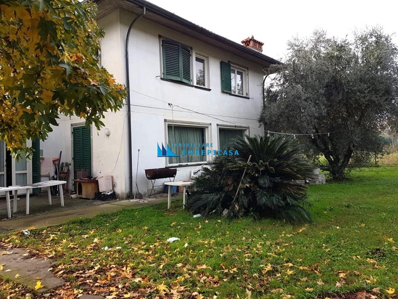 Villa in Vendita a Montignoso, zona Cervaiolo, 450'000&euro;, 180 m², arredato