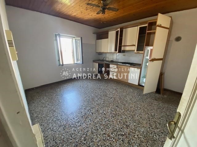 Appartamento in Vendita a Capannoli, zona San Pietro In Belvedere, 55'000€, 109 m²