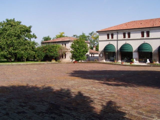 Attività commerciale in Vendita a Villadose, 1'600'000€, 1100 m²
