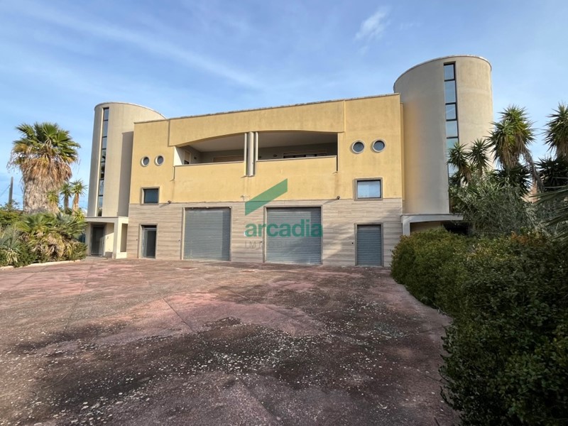 Capannone in Vendita a Fasano, 930'000€, 2900 m²