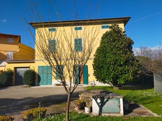 Villa in Vendita a San Miniato, zona Ponte a Egola, 330'000€, 350 m², con Box