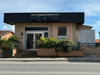 Immobile commerciale in Affitto a Capannori, zona Zone, 750€, 75 m²