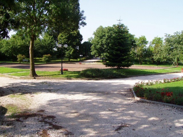 Attività commerciale in Affitto a Villadose, 5'000&euro;, 1100 m²