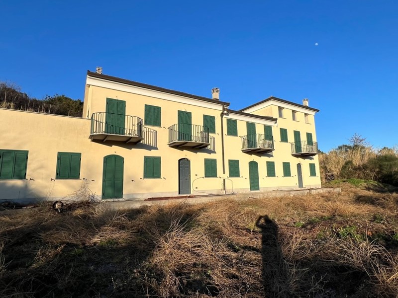 Casa Indipendente in Vendita a Savona, 550 m², con Box