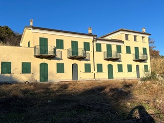 Casa Indipendente in Vendita a Savona, 550 m², con Box