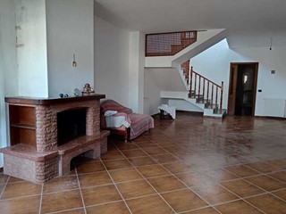 Casa Indipendente in Vendita a Amelia, 170'000€, 219 m², con Box