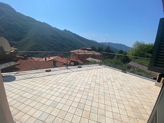 Casa Semi Indipendente in Vendita a Stazzema, zona Levigliani, 110'000€, 80 m², arredato