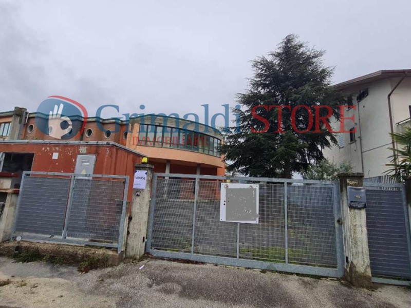 Immobile commerciale in Vendita a Benevento, 399'000€, 1885 m²
