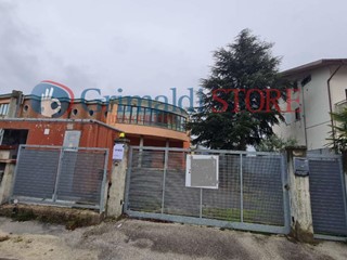 Immobile commerciale in Vendita a Benevento, 399'000€, 1885 m²