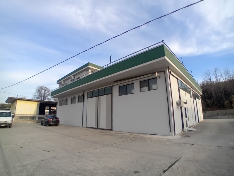 Capannone in Affitto a Scafa, zona Semicentro, 2'700€, 500 m²