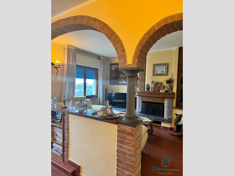 Appartamento in Vendita a Seravezza, zona Querceta, 380'000&euro;, 120 m², arredato, con Box