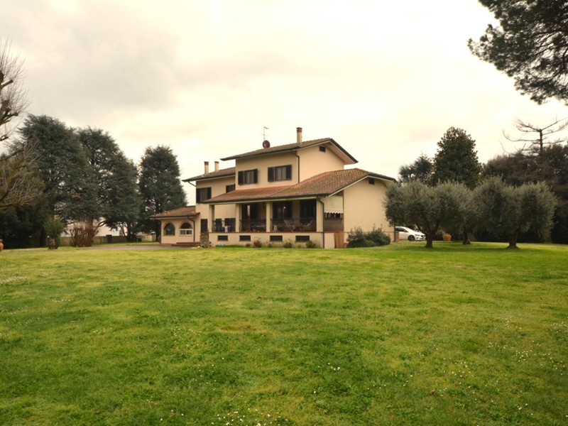 Villa in Vendita a Lucca, zona Picciorana, 850'000€, 420 m², arredato, con Box
