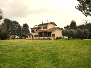 Villa in Vendita a Lucca, zona Picciorana, 850'000€, 420 m², arredato, con Box
