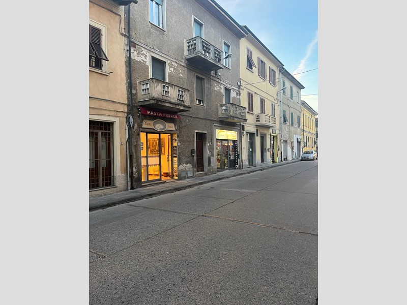 Immobile commerciale in Vendita a Pontedera, 95'000€, 55 m²