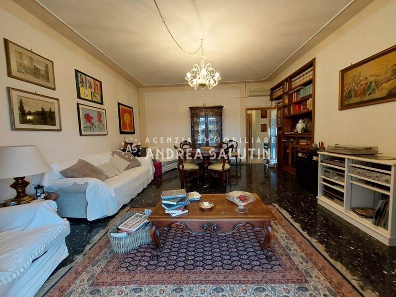 Casa Indipendente in Vendita a Pontedera, 290'000€, 379 m², arredato, con Box