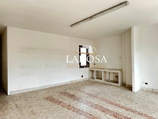 Attività commerciale in Vendita a Vernole, 90'000€, 103 m²