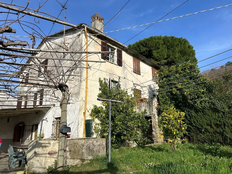 Casale in Vendita a Castelnuovo Magra, 120'000€, 166 m²