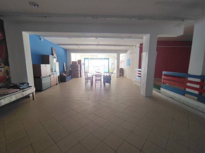 Immobile commerciale in Affitto a Floridia, zona Vignalonga, 600€, 156 m²