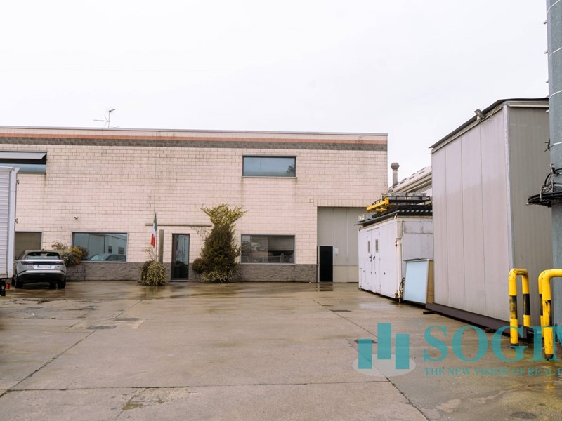 Capannone in Vendita a Sovico, 780'000€, 1800 m²