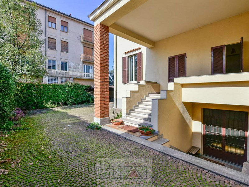 Villa bifamiliare in Vendita a Seregno, 620'000€, 472 m²