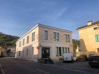 Immobile commerciale in Vendita a Montecchio Maggiore, 330'000&euro;, 783 m²