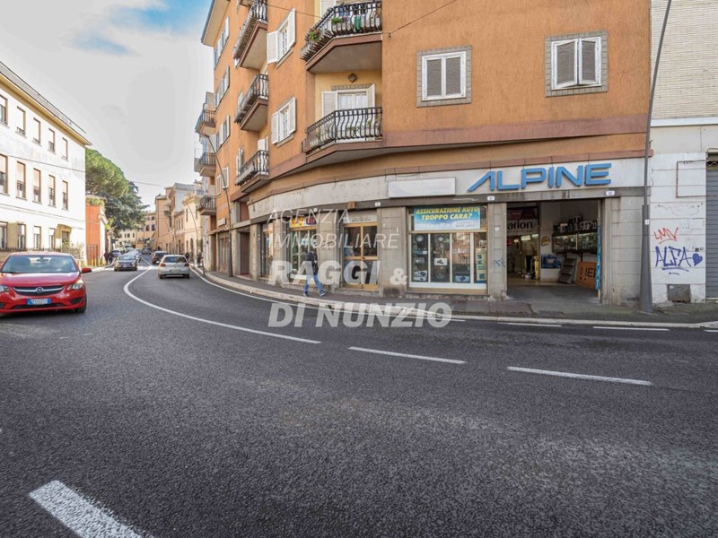 Immobile commerciale in Vendita a Frascati, 205'000&euro;, 130 m²
