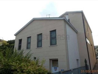 Immobile commerciale in Vendita a Monticello Conte Otto, 425'000€, 431 m²