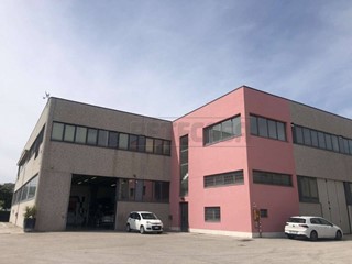 Capannone in Vendita a Monticello Conte Otto, 121'000€, 245 m²