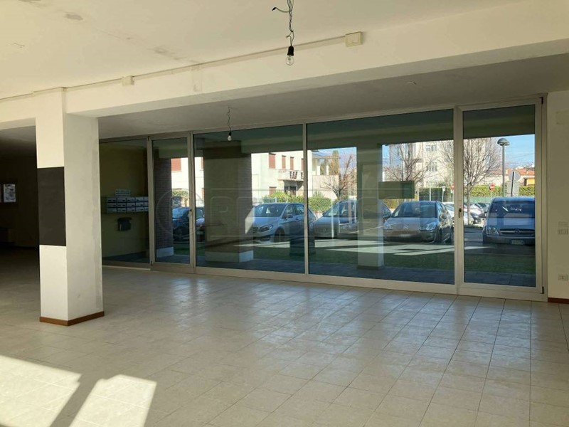Immobile commerciale in Vendita a Thiene, 149'500€, 130 m²