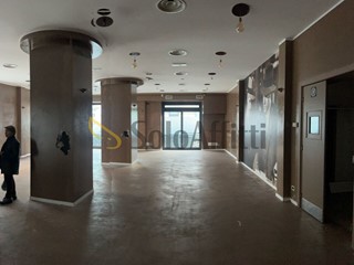 Capannone in Affitto a Pescara, zona Corso Vittorio Emanuele, 300 m²