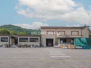 Capannone in Vendita a Carrara, zona Stadio, 450'000€, 300 m², con Box