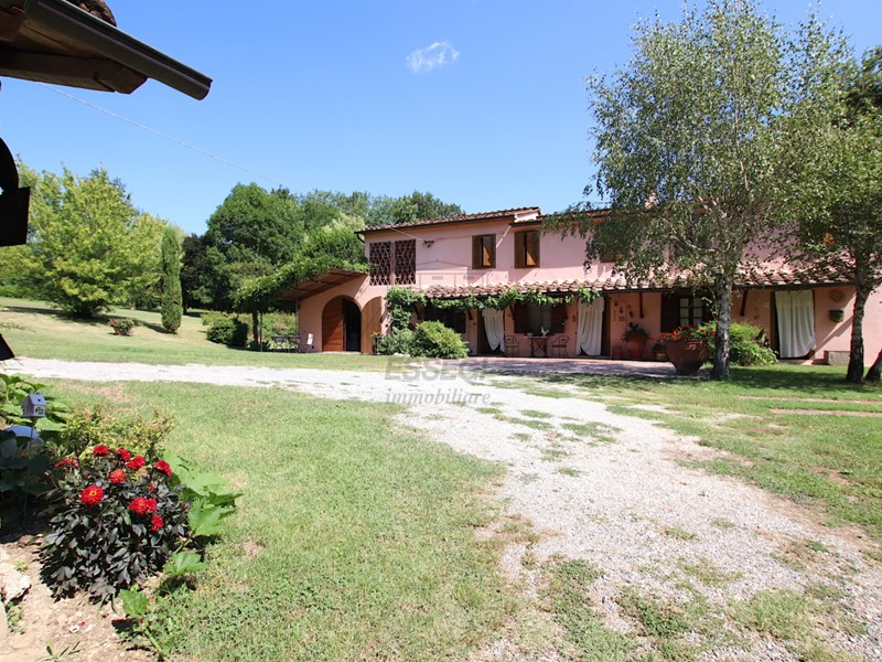 Casale in Vendita a Lucca, zona Nord, 950'000€, 350 m², con Box